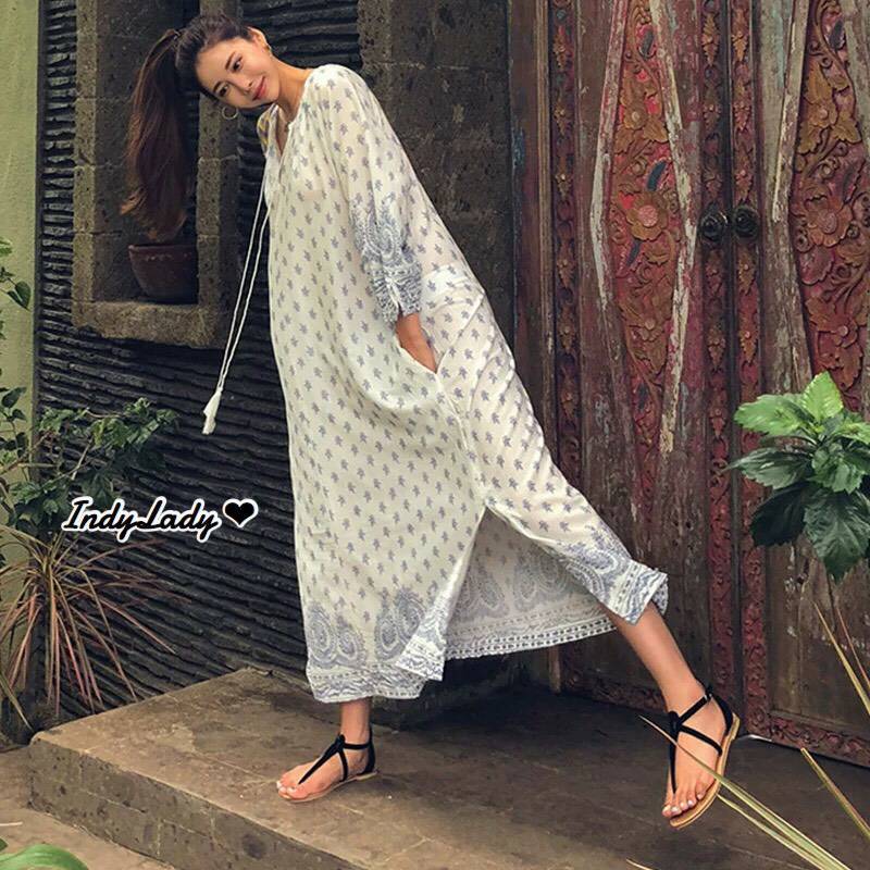Maxi Dress แขนยาวคอวีสีขาว