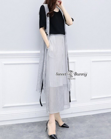 ผ้ายืดสีดำเนื้อนุ่ม ด้านนอกผ้าลายริ้วแขนกุด เป็นเสื้อคลุมยาว