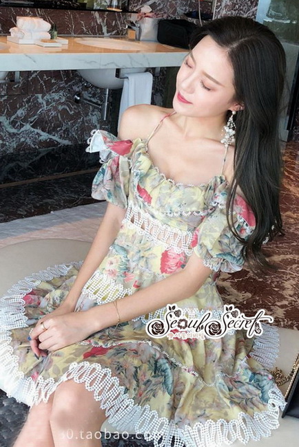 เดรสทรงเปิดไหล่สวยเซ็กซี่ๆแต่งเป็นระบายๆชายผ้ากุ๊นลูกไม้สีขาว