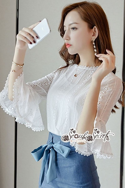 เสื้อทรงสามส่วนต่อชายแขนเป็นทรงระบายๆแขนกระดิ่ง