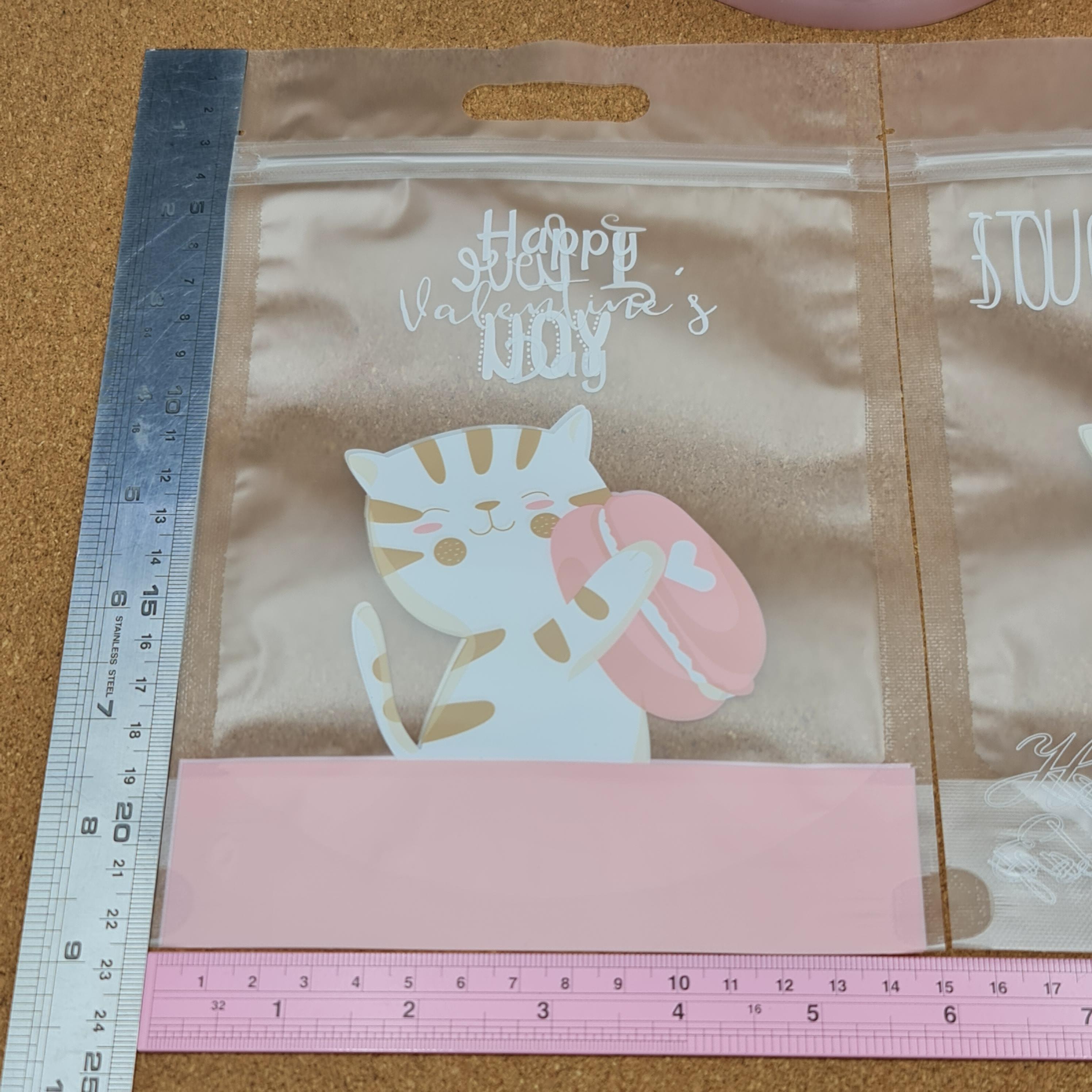 ถุงซิป มีหูหิ้ว ตั้งได้ แมว2ลาย มาการองหัวใจ 15×22.5+ก้นถุง5cm. 50ใบ/แพ็ค 20ใบ/แพ็ค พลาสติก แพ็คเกจ เบเกอรี่ j12