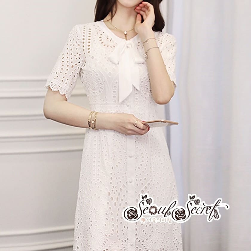 เดรสฉลุลายวงกลมสีขาวคลาสสิคเรียบหรูคะ รุ่นนี้เป็นเดรสทรงคอกลม