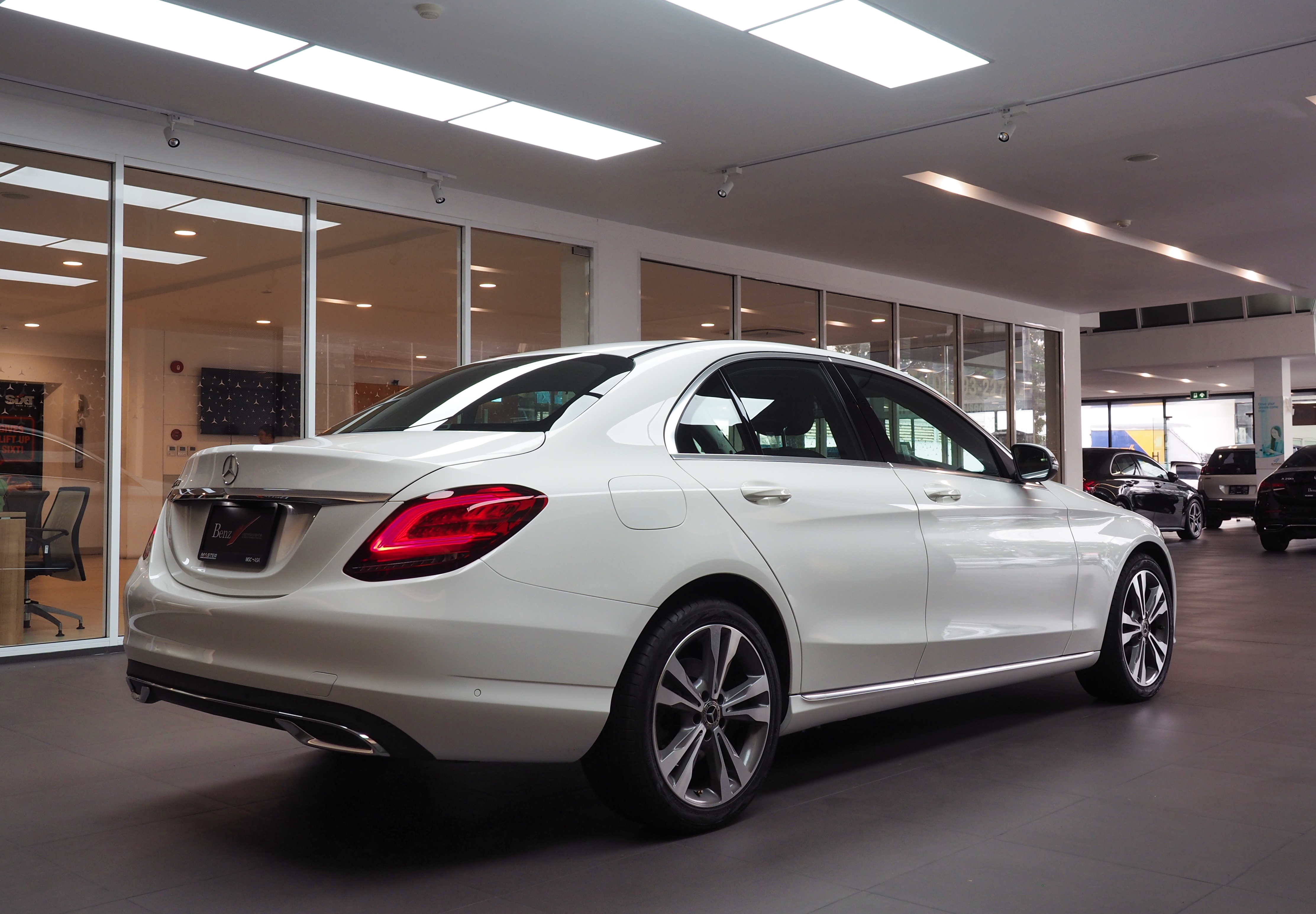 จองแล้ว C220d Avantgarde W205