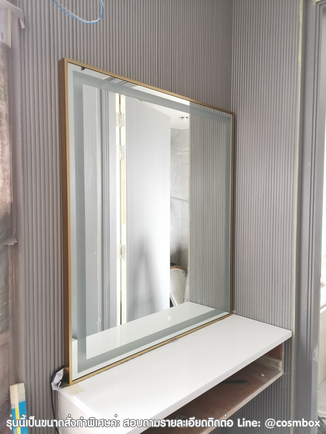 กระจกแต่งหน้า กระจกมีไฟ (ซ่อนไฟ) - 90 x 100 cm. (รุ่นแขวนผนัง) สีทอง