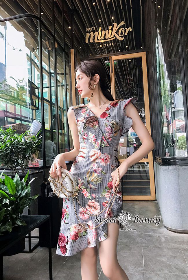เดรสคอวีแขนกุดมีผ้าระบายอกเย็บระบายเฉียง