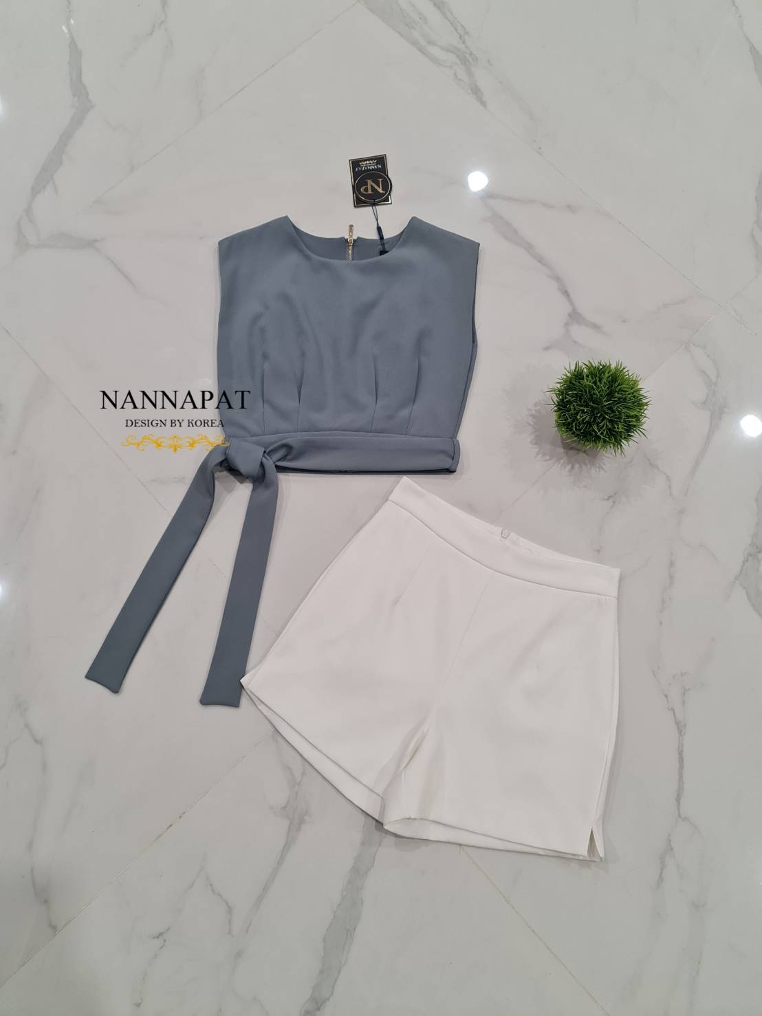 เสื้อแขนกุด ซิปหลัง จับจีบหน้า กางเกงมีกระเป๋าข้าง