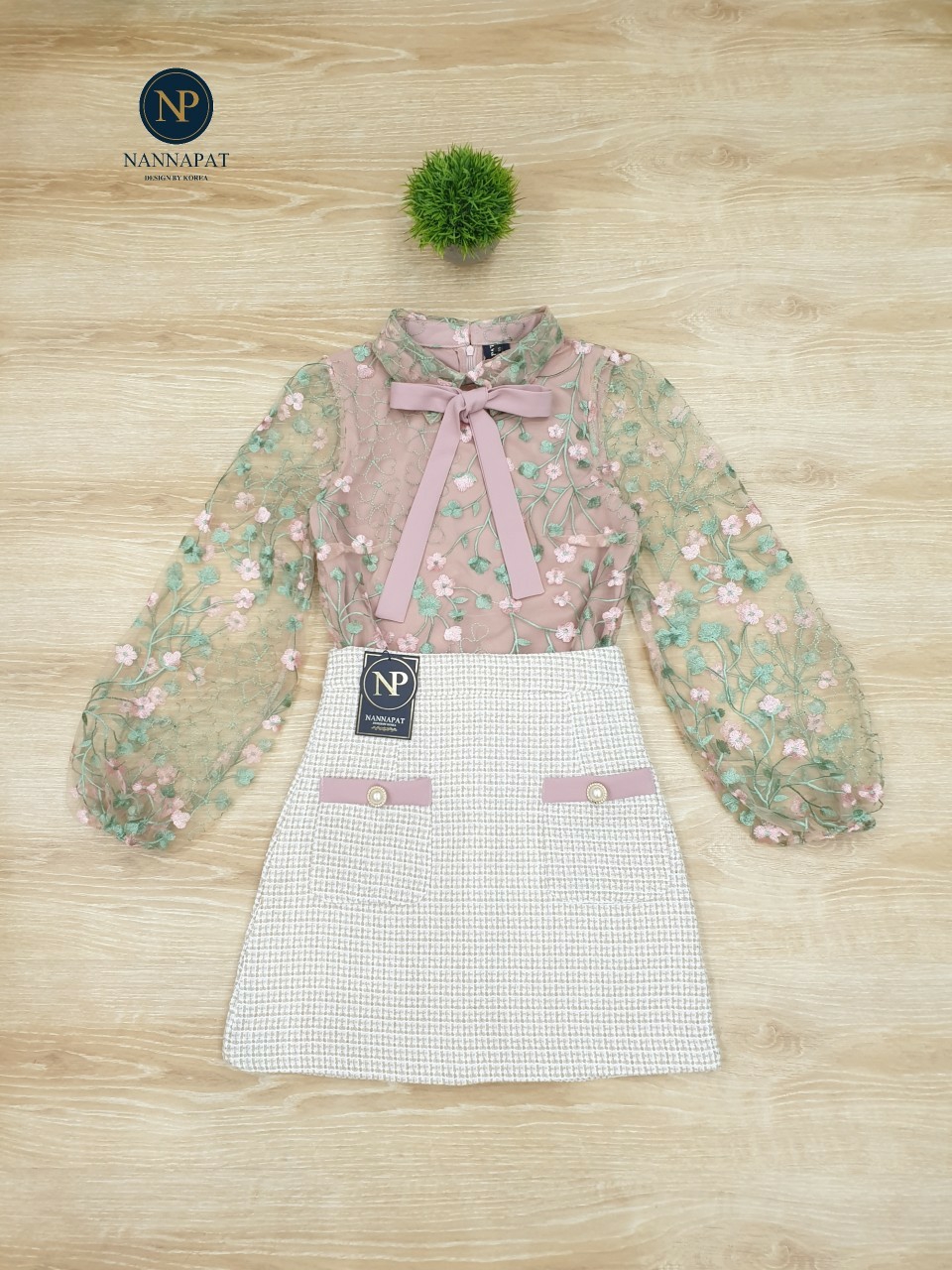 เสื้อซิปหลัง ผ้างานปักดอกไม้