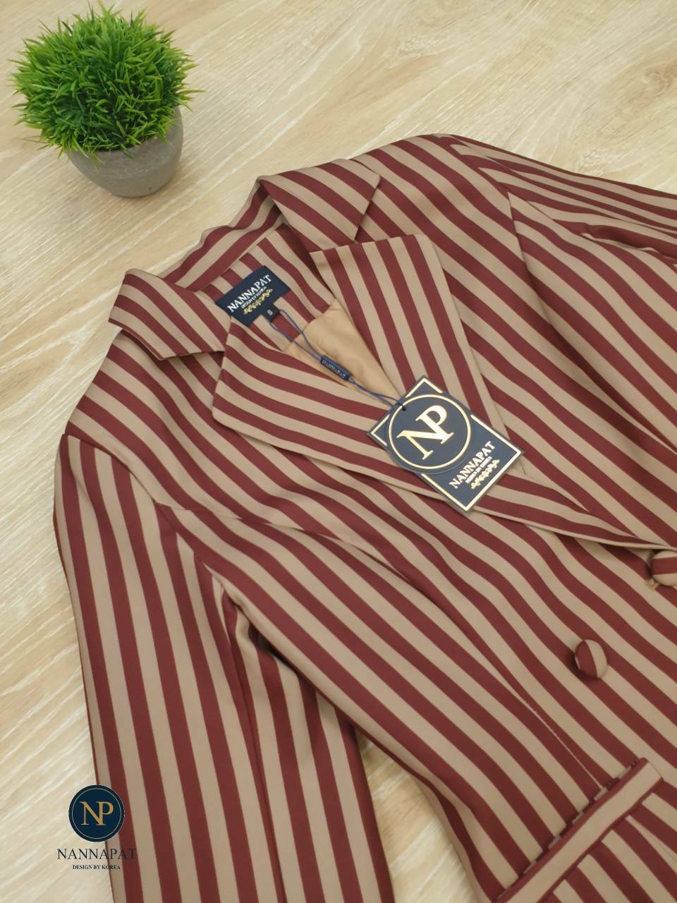 เดรสสูทลายทางสีแดงเข้ม