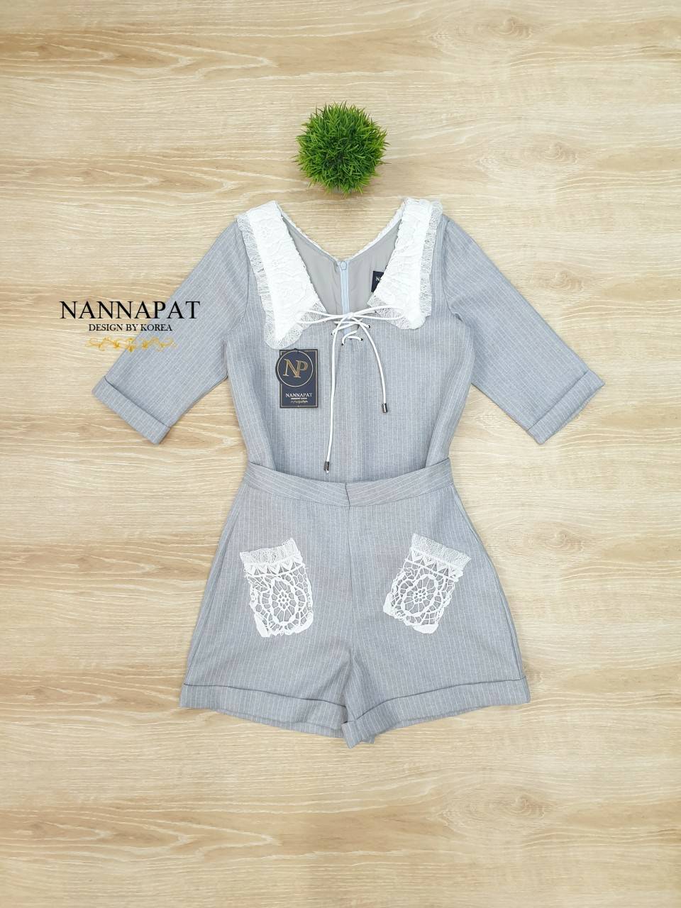 เสื้อซิปหลัง ปกเสื้อแต่งลูกไม้ปักพร้อมเชือกผูก