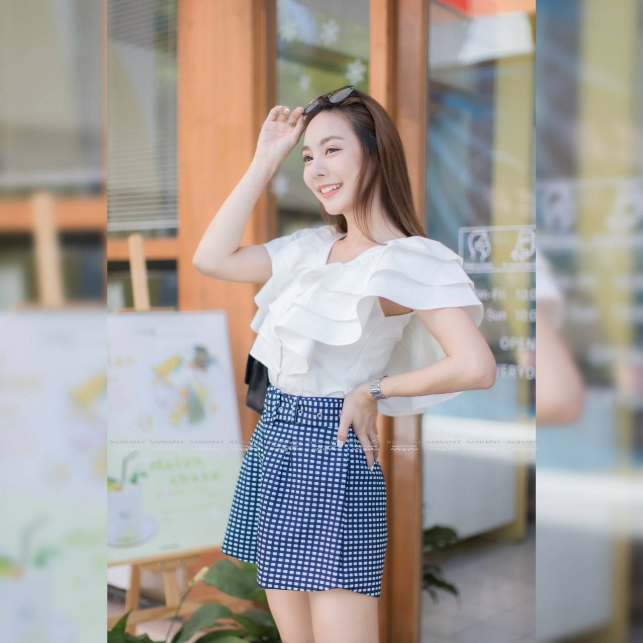 เสื้อกระดุมหน้าคอทำเป็นระบาย