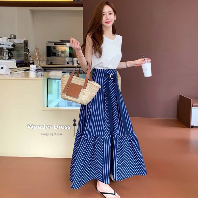 เซทเสื้อแขนกุดสีขาวจับคู่มากับกระโปรงริ้วสีกรม