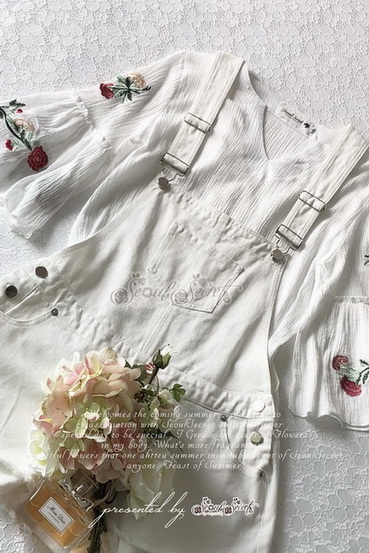 ดีเทลเสื้อคอวีทรงปล่อยใส่สบาย