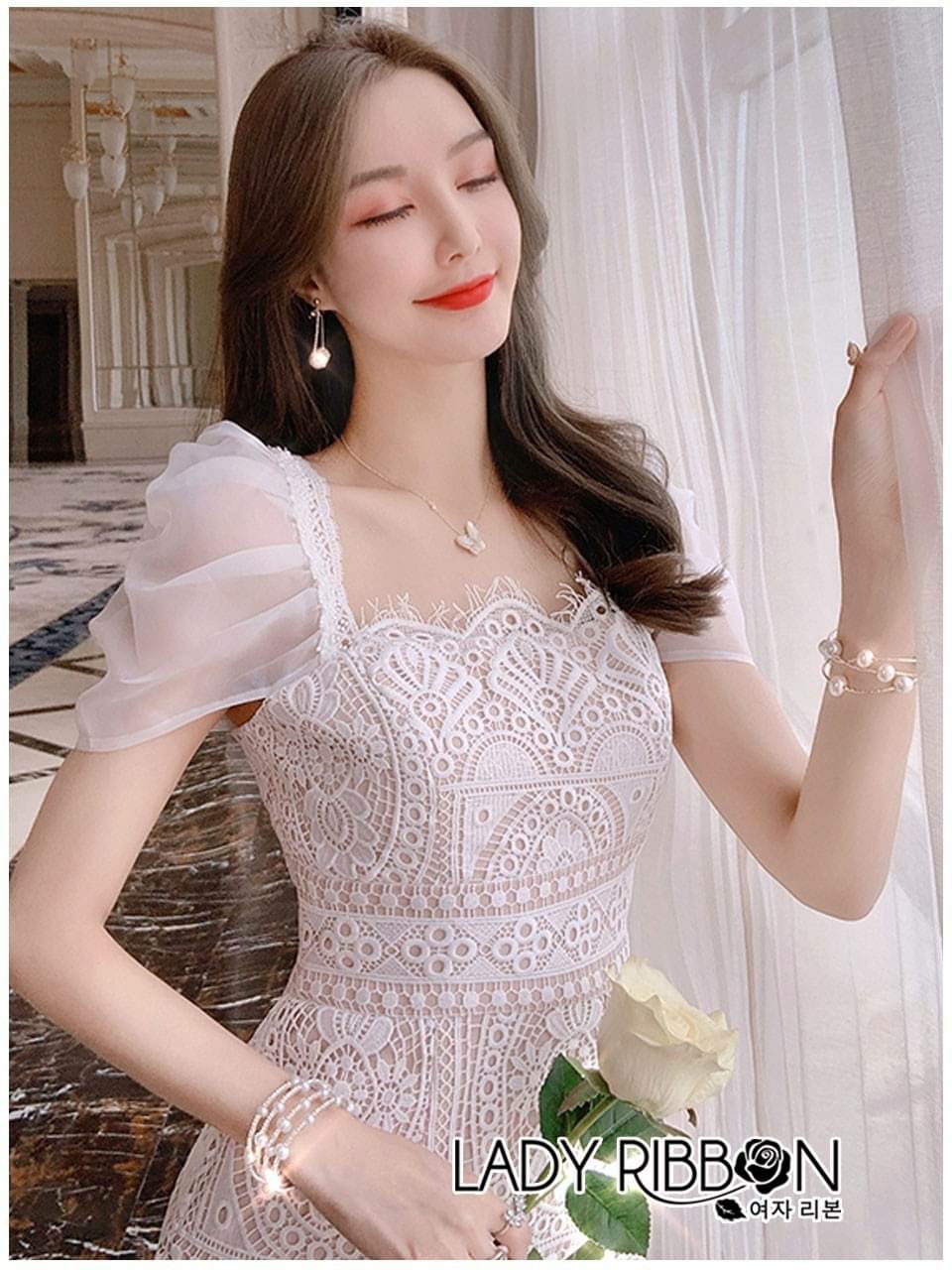 เดรสลูกไม้สีขาวลายสวย
