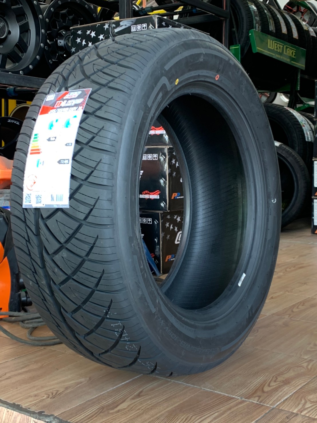 ยางรถยนต์ ขนาด 255/50R18 รุ่น D1SP ยี่ห้อ LENSO (แถมจุ๊บลม)