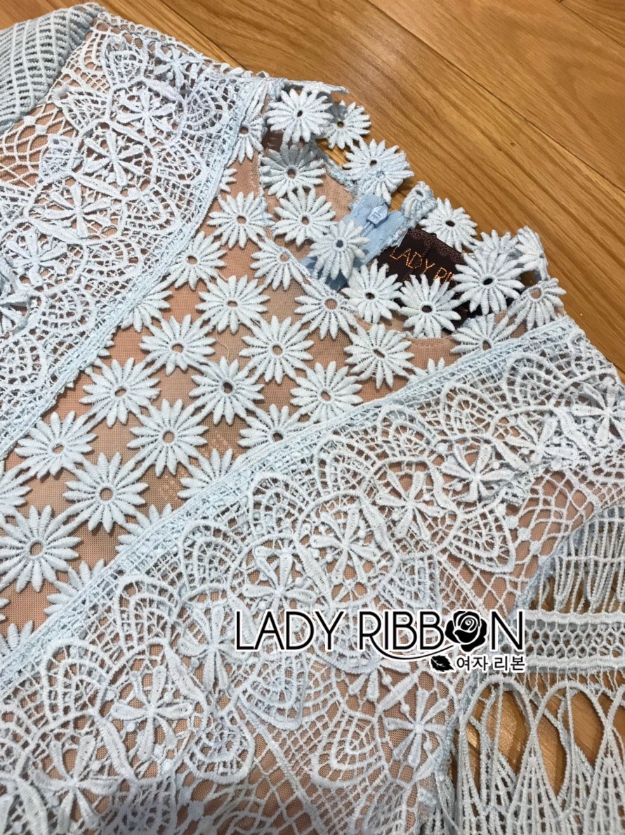 เดรสสั้นผ้าลูกไม้สีฟ้าอ่อนสดใส ลุคนี้เป็นแนวหวานๆ