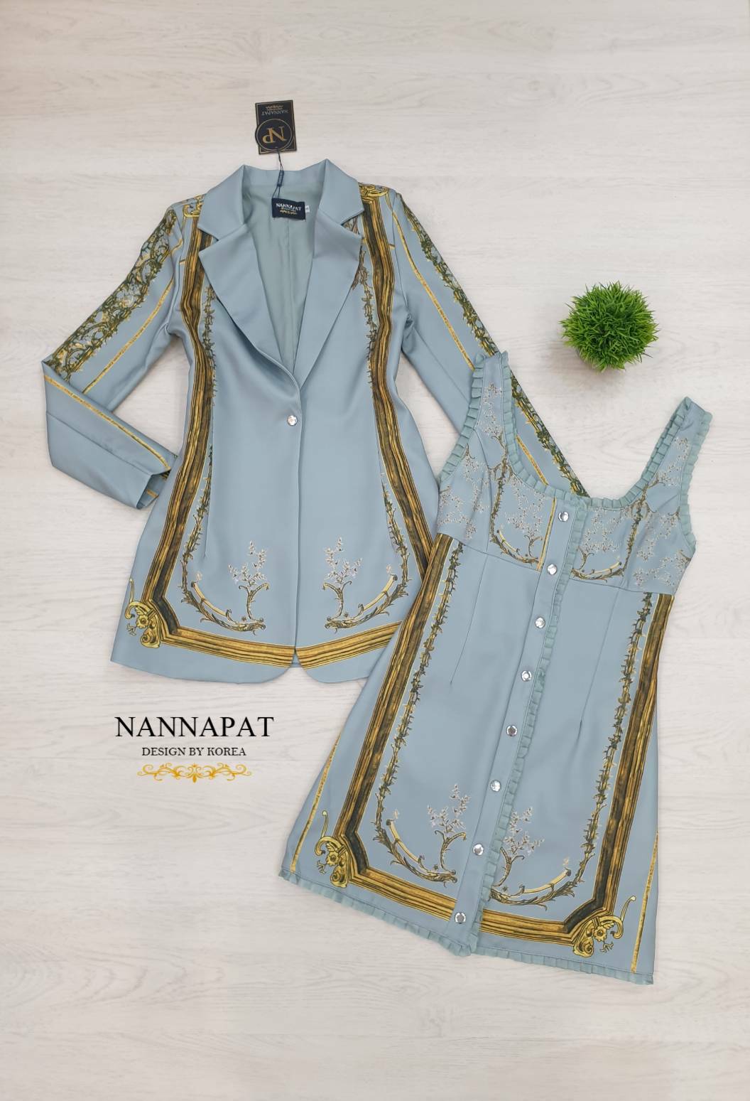 งานกระดุมหน้า ทั้งเดรสด้านใน และเสื้อคลุม