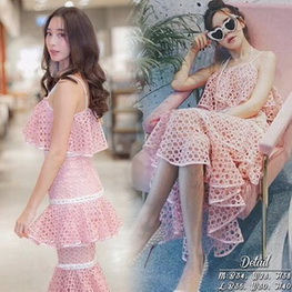 ชุดเดรสสีชมพูแต่งผ้าระบายช่วงอก