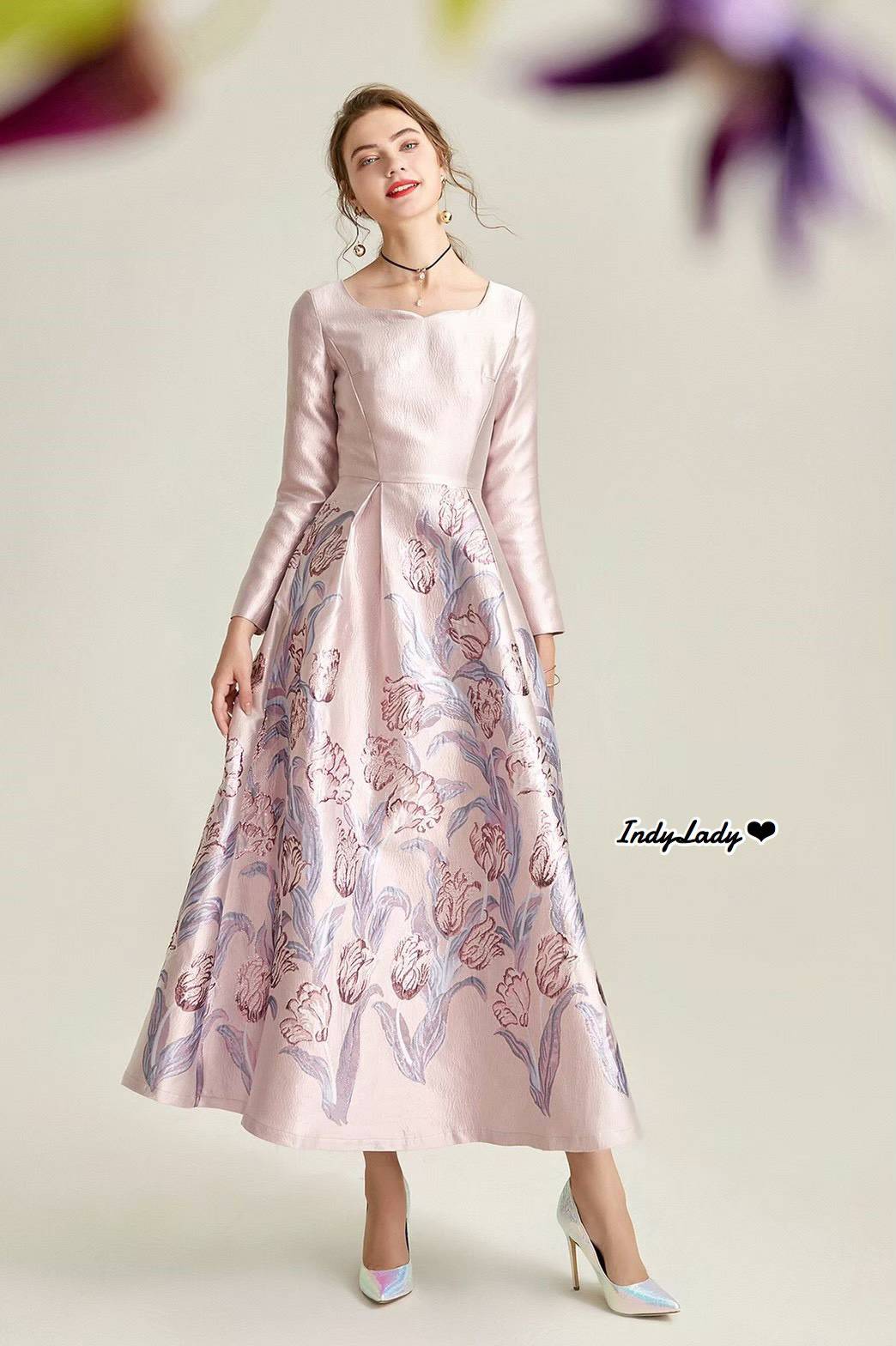 ชุดเดรสยาวคอกลมแขนยาว