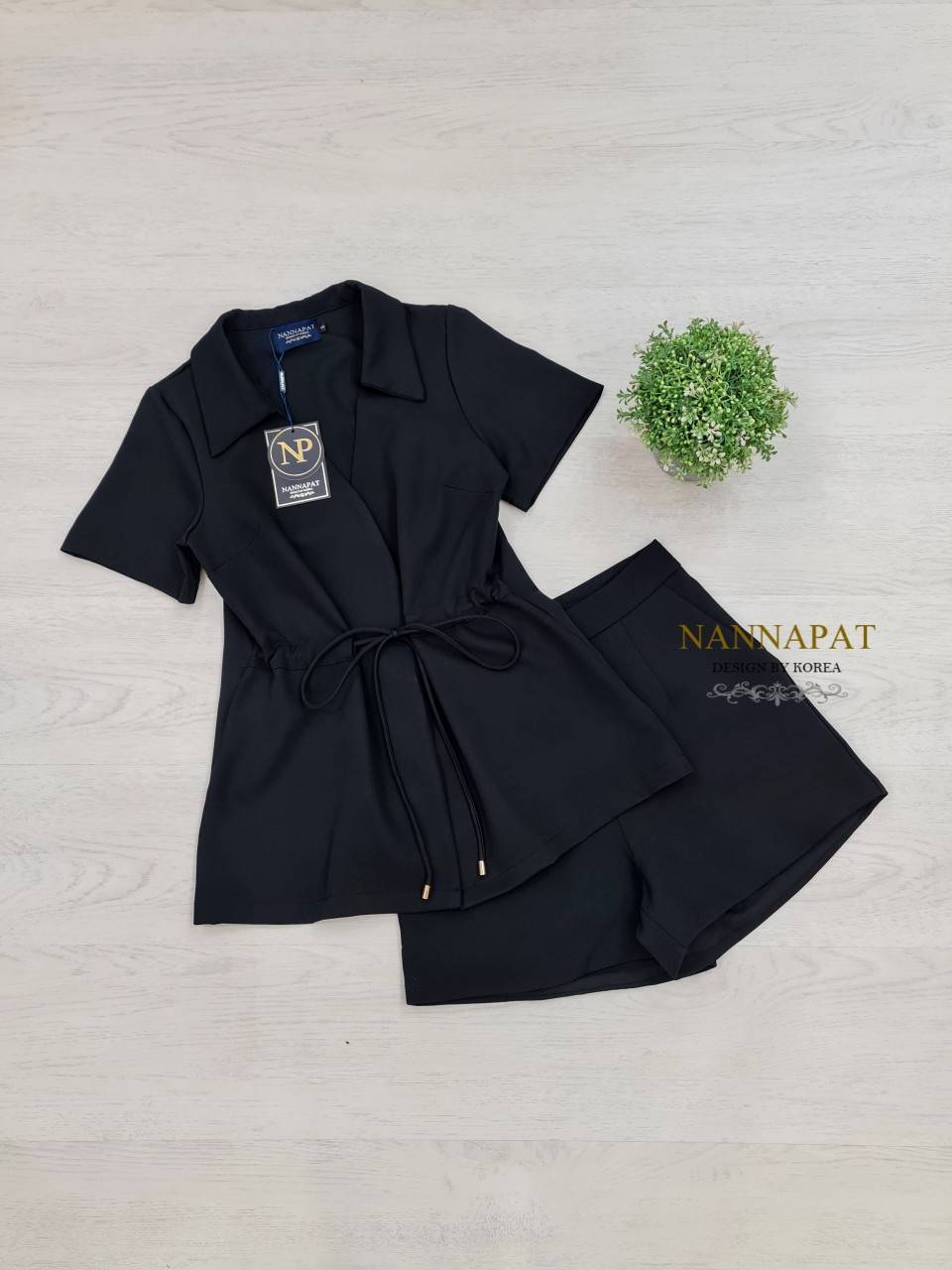 เสื้อกระดุมหน้า มีเชือกรูดสีดำ