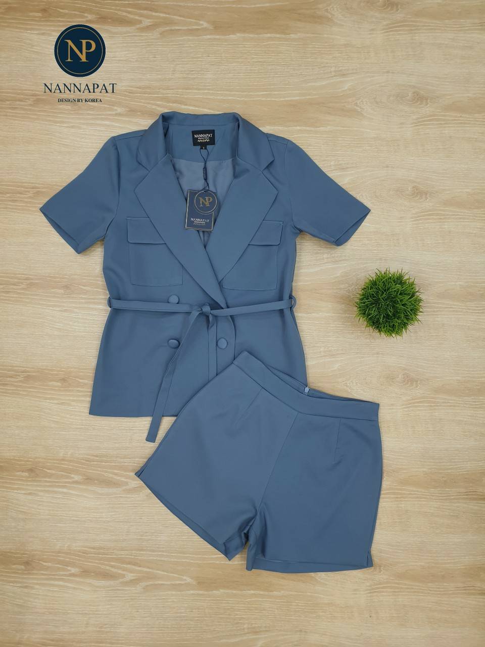 เสื้อคอปกกระดุมหน้าสีฟ้าคราม