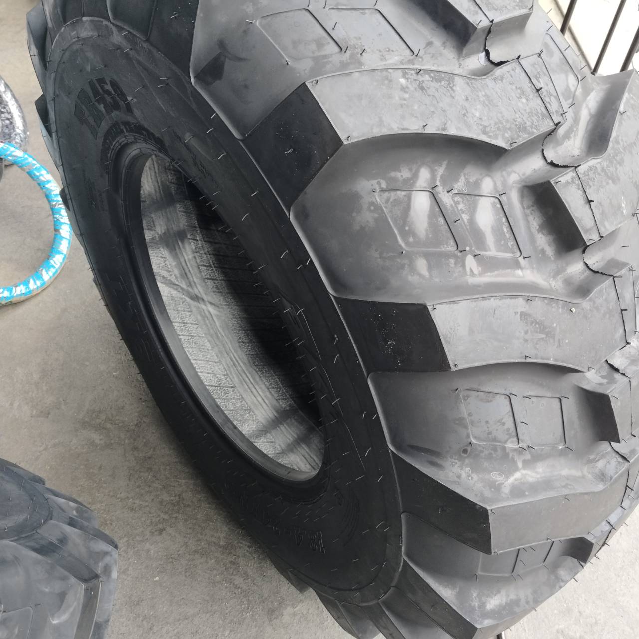 18.4-24 12PR ยี่ห้อ BKT รุ่น TR459 ยางรถตัก