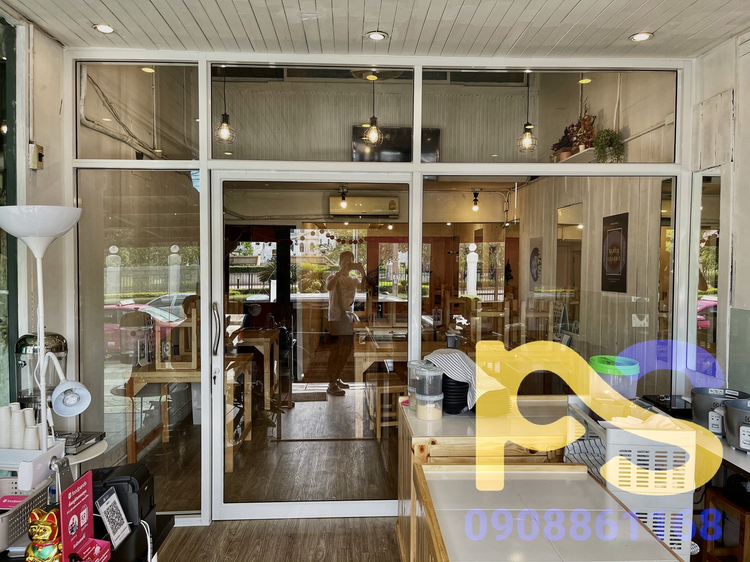 กั้นห้องในร้านอาหารตึกแถวด้วยประตูบานเลื่อนกระจกอลูมิเนียม