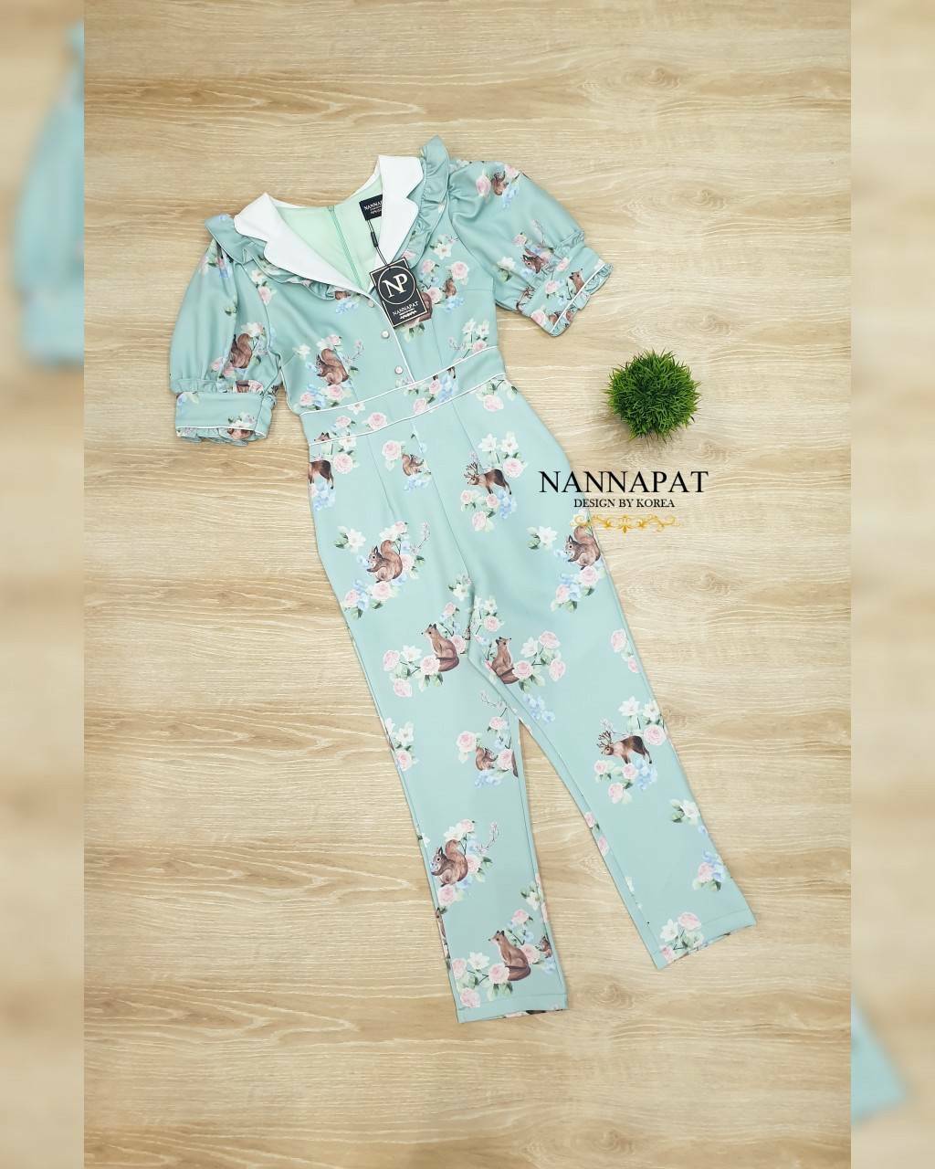 จั้มสูทลายกระลอกกับดอกไม้