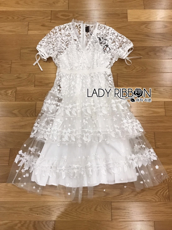 เดรสผ้าลูกไม้สีขาวเล่นเลเยอร์ตกแต่งริบบิ้น