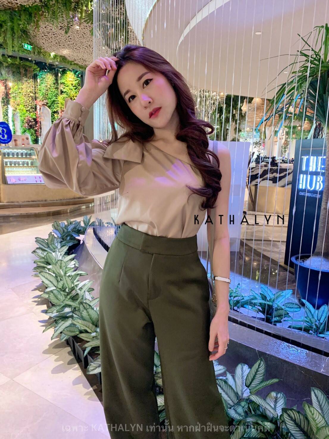 เสื้อไหล่เดี่ยวแขนยาวหนึ่งข้างทรงปล่อยหน่อย
