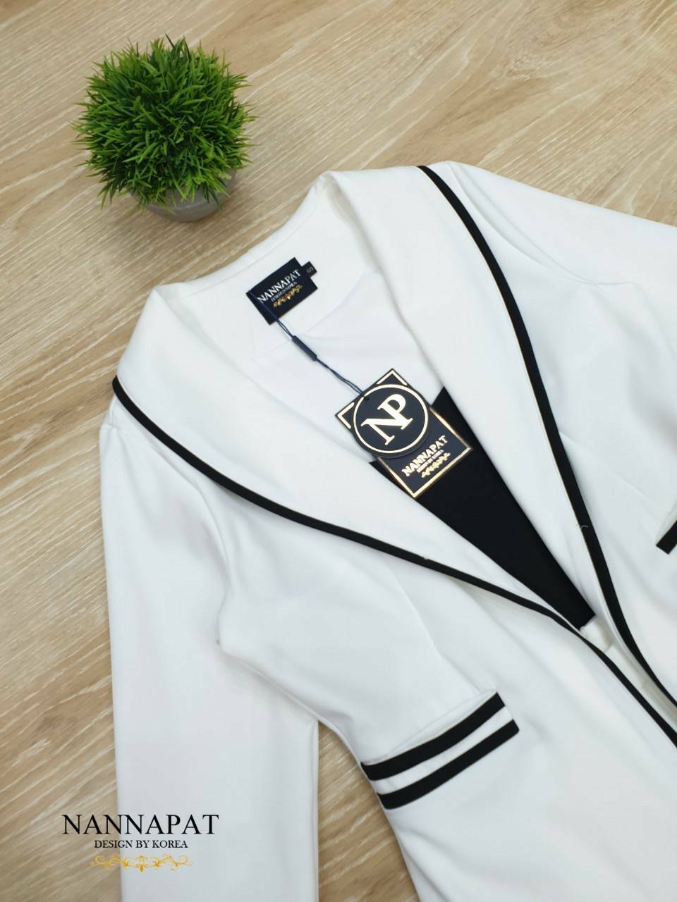 เสื้อคลุมแต่งแถบดำกระเป๋าคู่หน้า