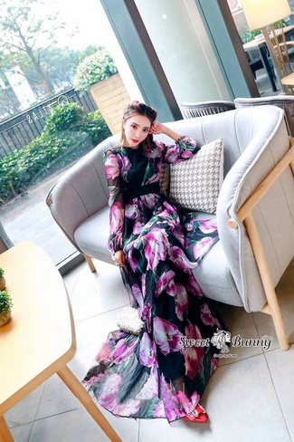 ผ้าพื้นสีดำพิมพ์ลายดอกทิวลิปสีม่วง