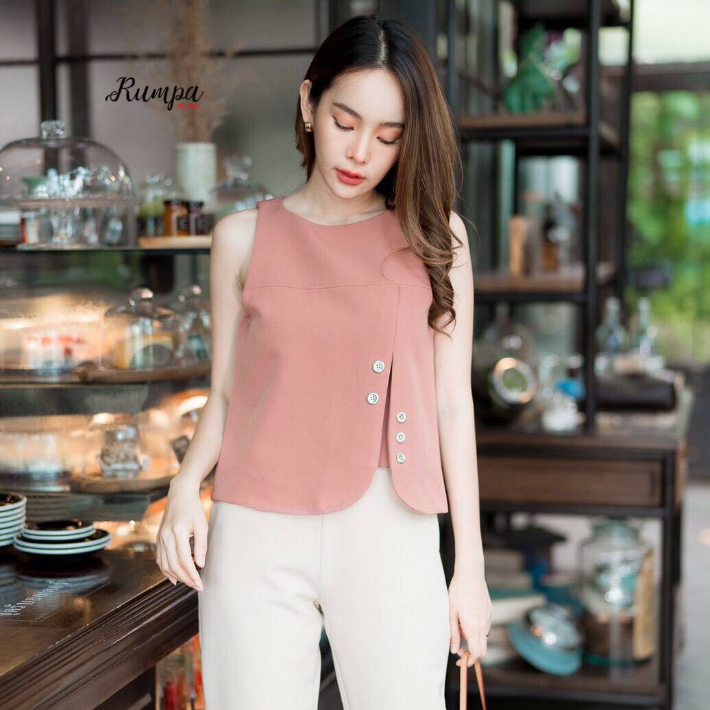 เสื้อแขนกุดคอกลมตกแต่งกระดุม
