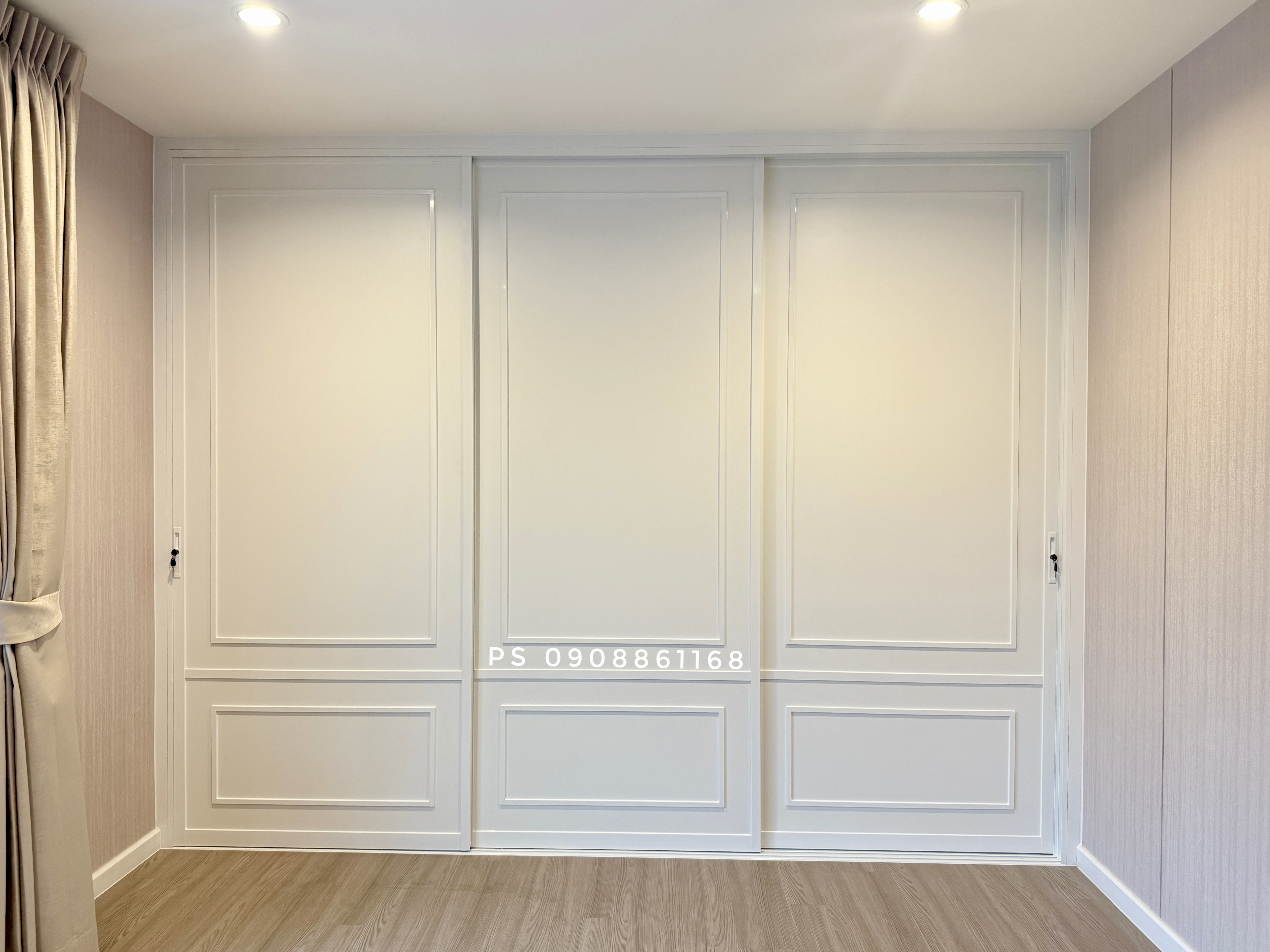 กั้นห้องนอนเสริมฮวงจุ้ยด้วยประตูบานเลื่อนอลูมิเนียมสีขาวแผ่นไม้สีขาวเลื่อนได้อิสระสวยโมเดิร์น