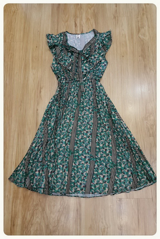 ชุดเดรสเกาหลีผ้าเนื้อดีนุ่มมีน้ำหนัก ผ้าพื้นสีครีม