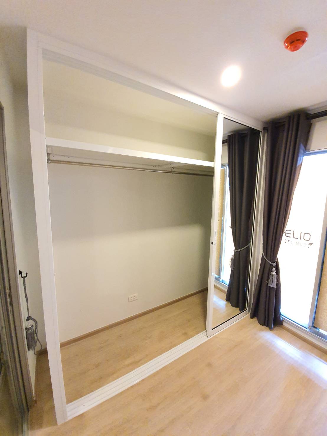 บิ้วอินตู้เสื้อผ้าด้วยกระจกอลูมิเนียม พร้อมชั้นและราวแขวนเสื้อ