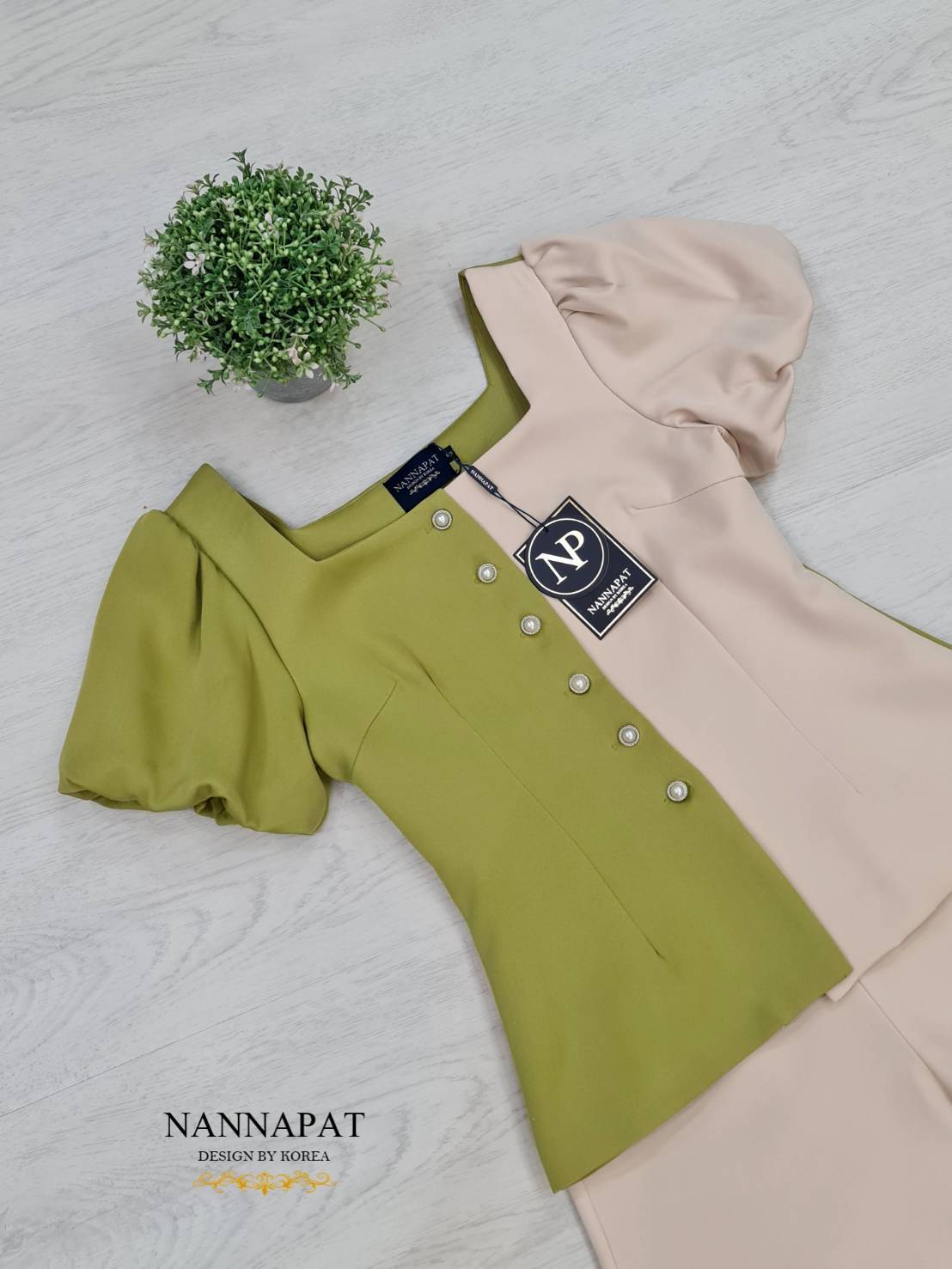เสื้อทูโทนซิปหลัง แต่งกระดุมข้างสีเขียวมะนาว