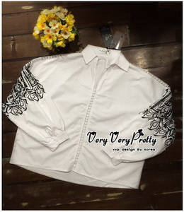 เสื้อเชิ้ตคอวีลายเส้นขนาน