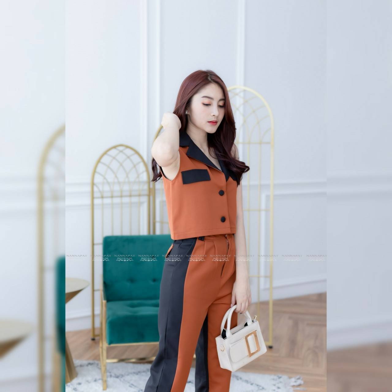 เสื้อกระดุมหน้าแต่งแถบดำ