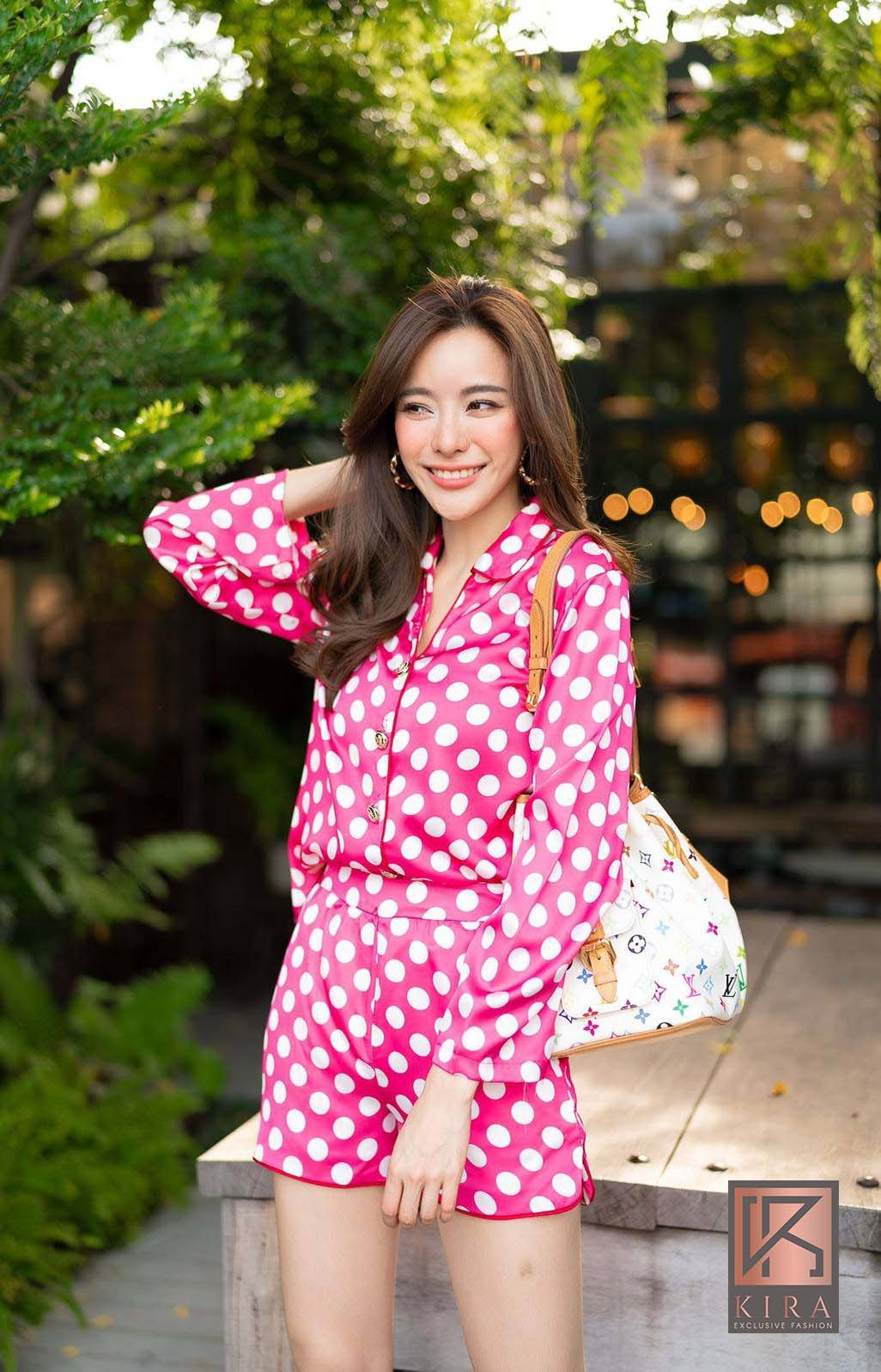 เสื้อกระดุมหน้าลายจุดขาว