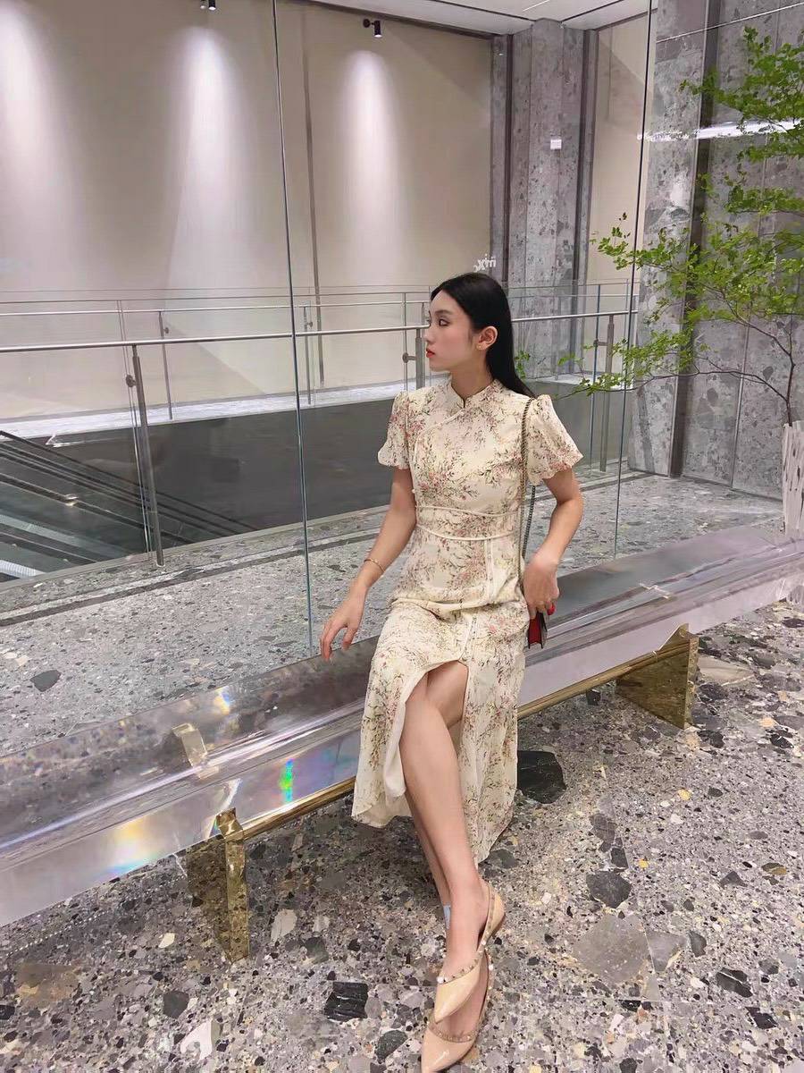 กี่เพ้าลูกไม้ปักดิ้นทองลายดอกไม้