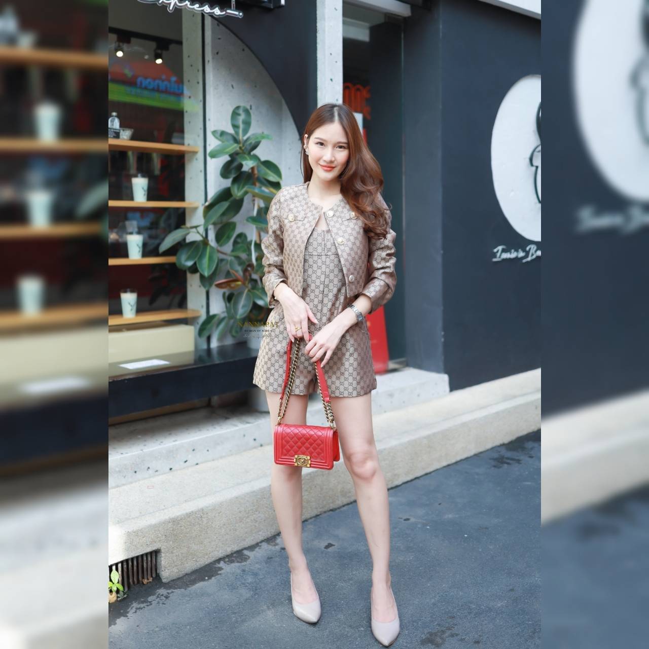 เสื้อคลุมกระดุมหน้าสีทองสวย จั้มซิปหลังสีน้ำตาล
