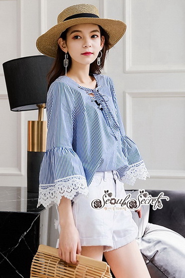 เสื้อคอวีลึกลายริ้วคลาสสิคโทนสีฟ้า