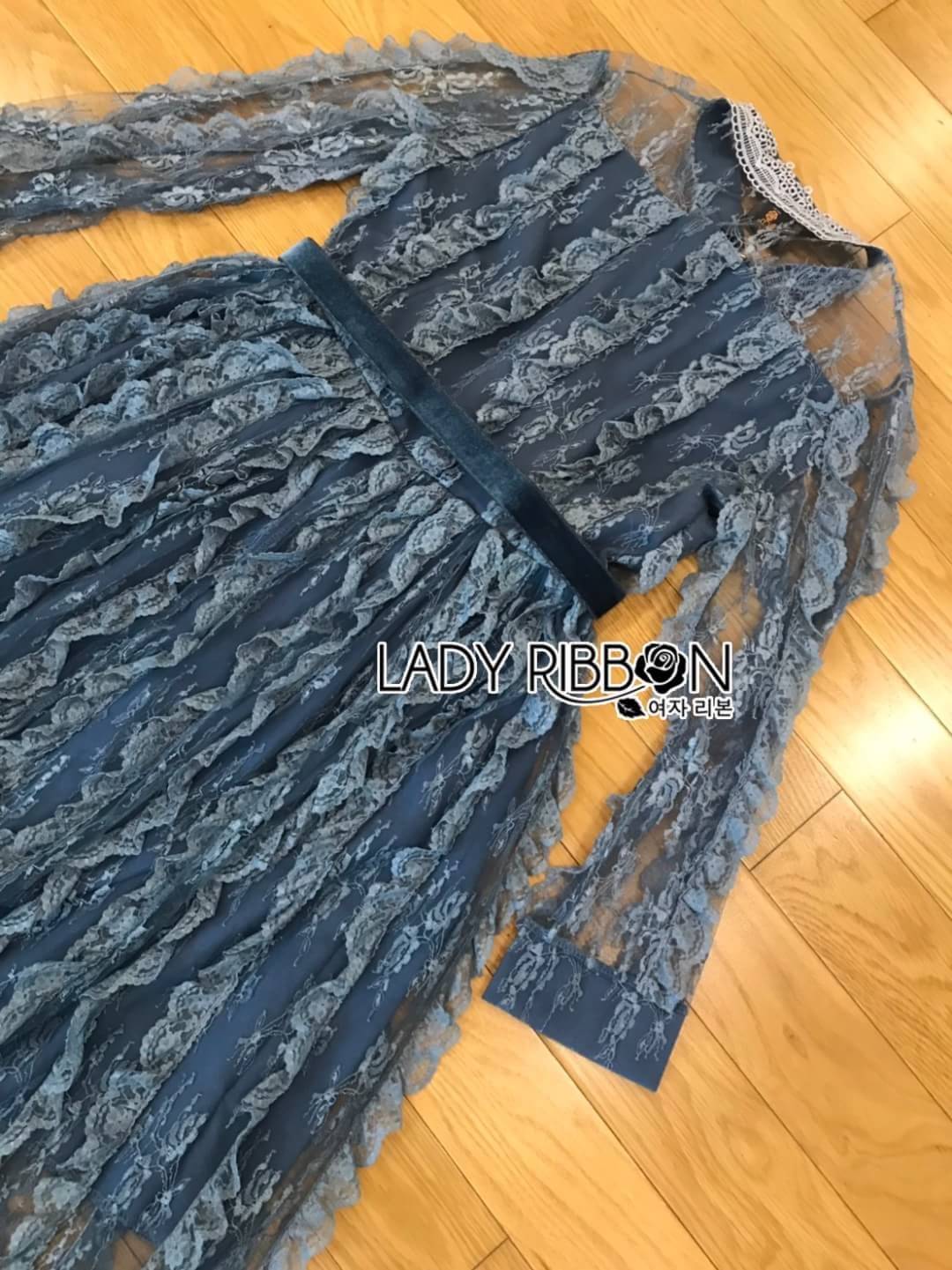 เดรสผ้าลูกไม้สีเทาเข้มมาพร้อมเข็มขลัด