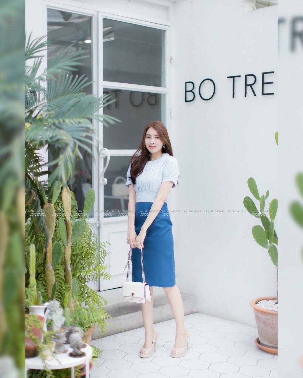 ชุดเดรสตัวกระโปรงผ่าหลัง