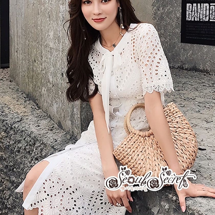เดรสฉลุลายวงกลมสีขาวคลาสสิคเรียบหรูคะ รุ่นนี้เป็นเดรสทรงคอกลม