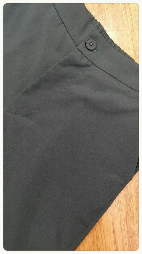 เสื้อผ้าสีขาวพิมพ์ลายดอกสีเขียว