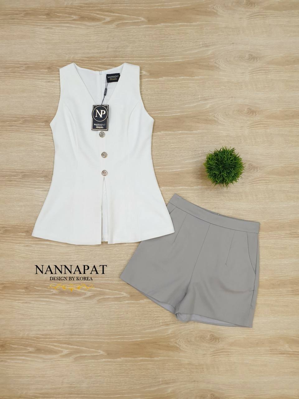 เสื้อซิปหลัง ผ่าหน้าแต่งกระดุมหน้า