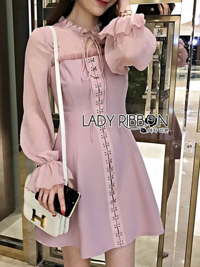 มินิเดรสผ้าชีฟองสีชมพูตกแต่งระบายและโบ