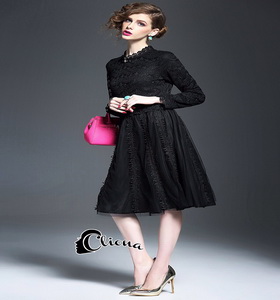 mini dresss แขนยาวคอปิด. ช่วงตัวเสื้อเป็นงานลูกไม้