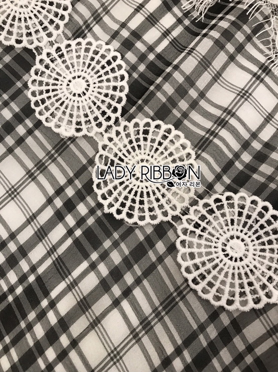 เดรสยาวลายสก็อตสีดำตกแต่งลูกไม้สีขาว